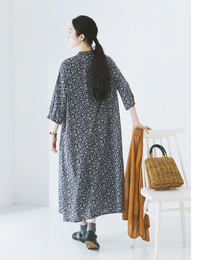 blue willow コットンオリジナル花柄プリントワンピース ネイビー 全身後ろ