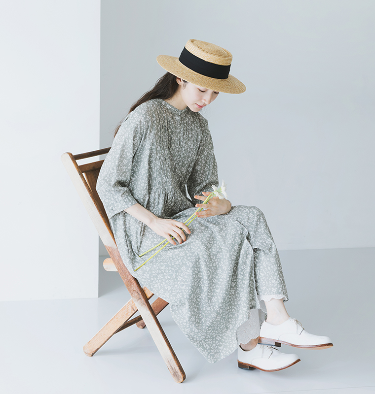 blue willow コットンオリジナル花柄プリントワンピース 全身座り