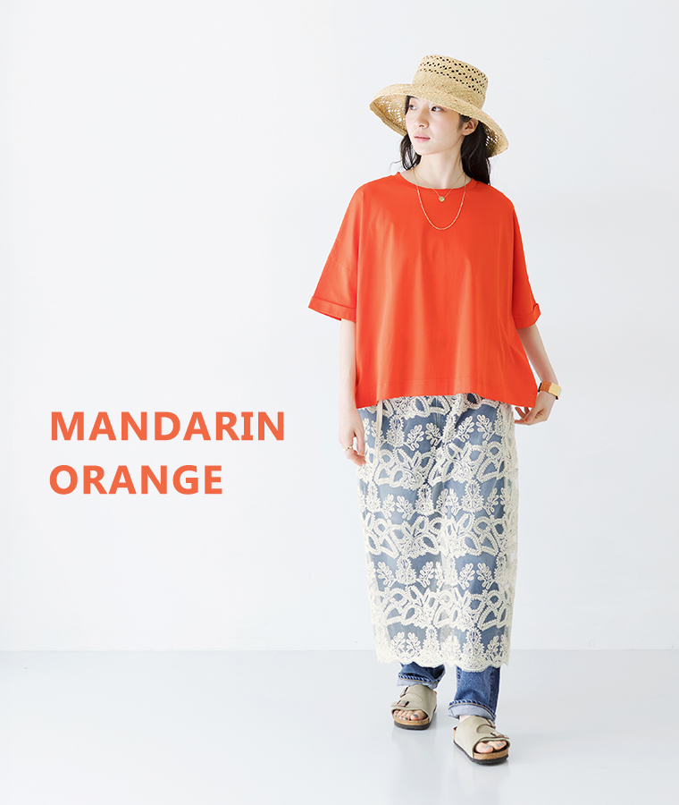 ドライタッチコットンTシャツ マンダリンオレンジを着用したモデルの正面全身画像