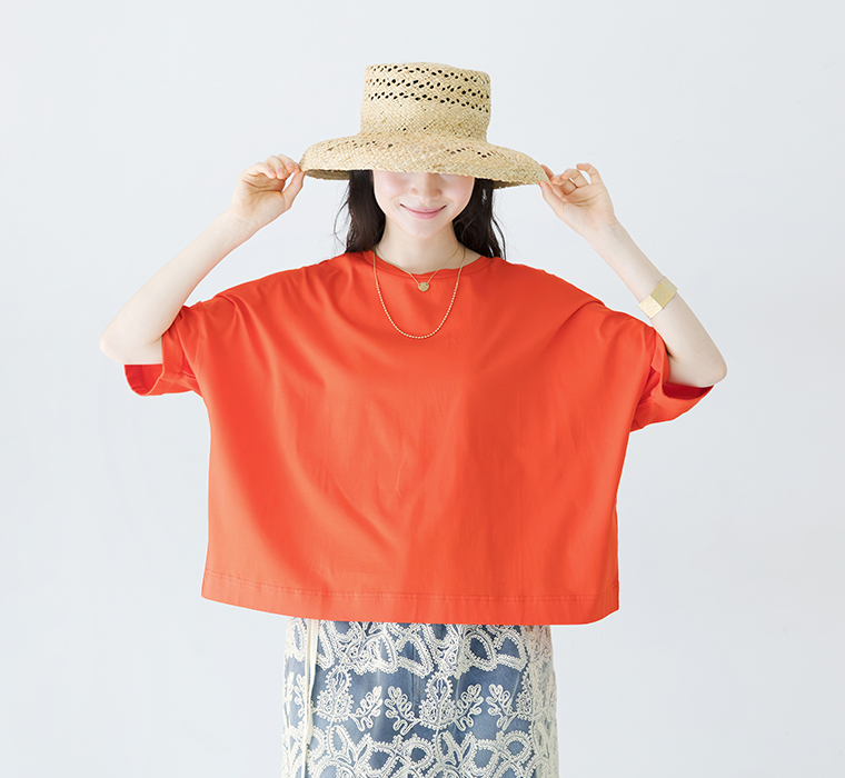 ドライタッチコットンTシャツ マンダリンオレンジを着用したモデルの上半身画像