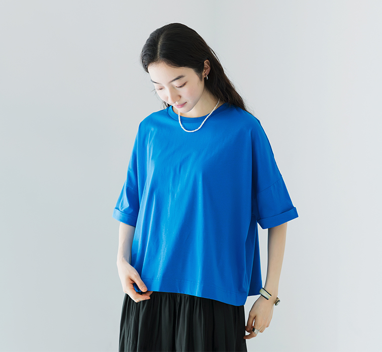 ドライタッチコットンTシャツ ブルーハワイを着用したモデルの上半身画像
