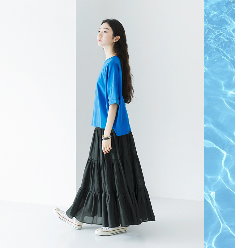 ドライタッチコットンTシャツ ブルーハワイを着用したモデルのサイドスタイル画像