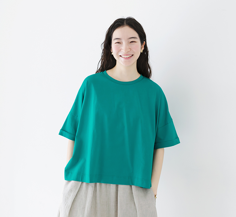 ドライタッチコットンTシャツ スイカを着用したモデルの上半身画像