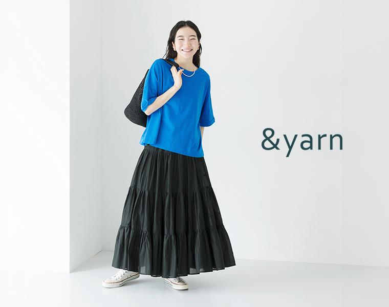 &yarnのドライタッチコットンTシャツ ブルーハワイを着用したモデルの笑顔の全身画像