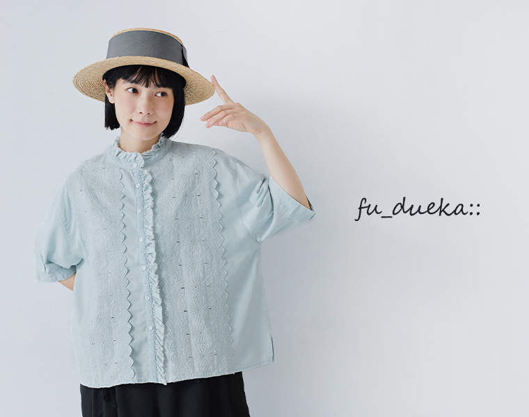 fu_dueka:: デニムスカラップ刺繍フリル半袖シャツを着用した女性モデルの上半身スタイル