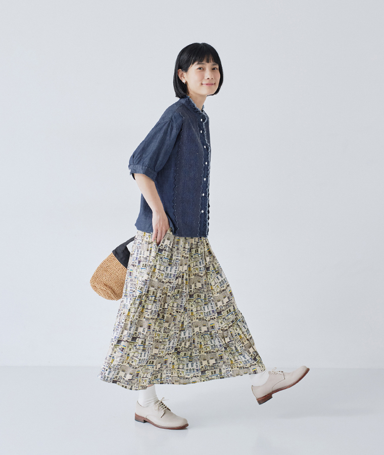 デニムスカラップ刺繍フリル半袖シャツと柄スカートの全身コーディネート