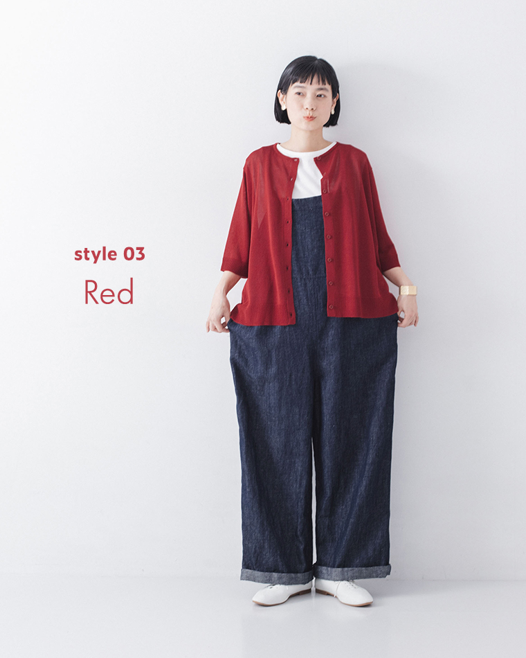 &yarn5分袖ニットカーディガン（レッド）に、デニムのサロペット（オーバーオール）と白のシューズを合わせた正面の全身コーディネート（style 03）