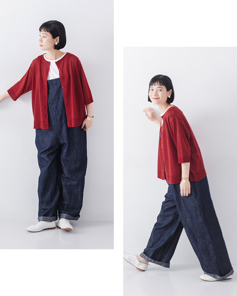 &yarn5分袖ニットカーディガン（レッド）にデニムのサロペットを合わせ、壁に寄りかかるモデルの正面の全身姿と、歩き出すようなポーズの横姿の2カットを組み合わせたコーディネート画像