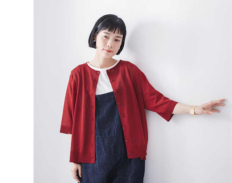 &yarn5分袖ニットカーディガン（レッド）を前開きで羽織り、デニムのサロペットを合わせたモデルの正面アップ・着こなしイメージ画像