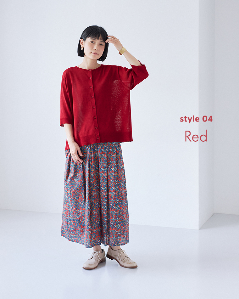 &yarn5分袖ニットカーディガン（レッド）のボタンを留めてプルオーバー風に着こなし、青地に赤やオレンジの花柄がプリントされたロングスカートとベージュのレースアップシューズを合わせた、正面の全身コーディネート（style 04）
