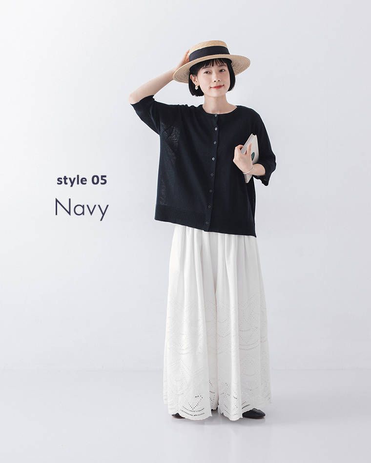 &yarn5分袖ニットカーディガン（ネイビー）に、白の刺繍入りロングスカートと麦わら帽子を合わせた正面の全身コーディネート（style 05）