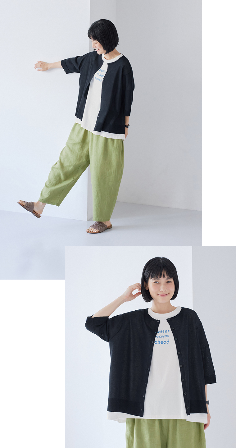 &yarn5分袖ニットカーディガン（ネイビー）を前開きで羽織り、ロゴTシャツと黄緑色のワイドパンツを合わせて床に座ったモデルの正面コーディネート（style 06）