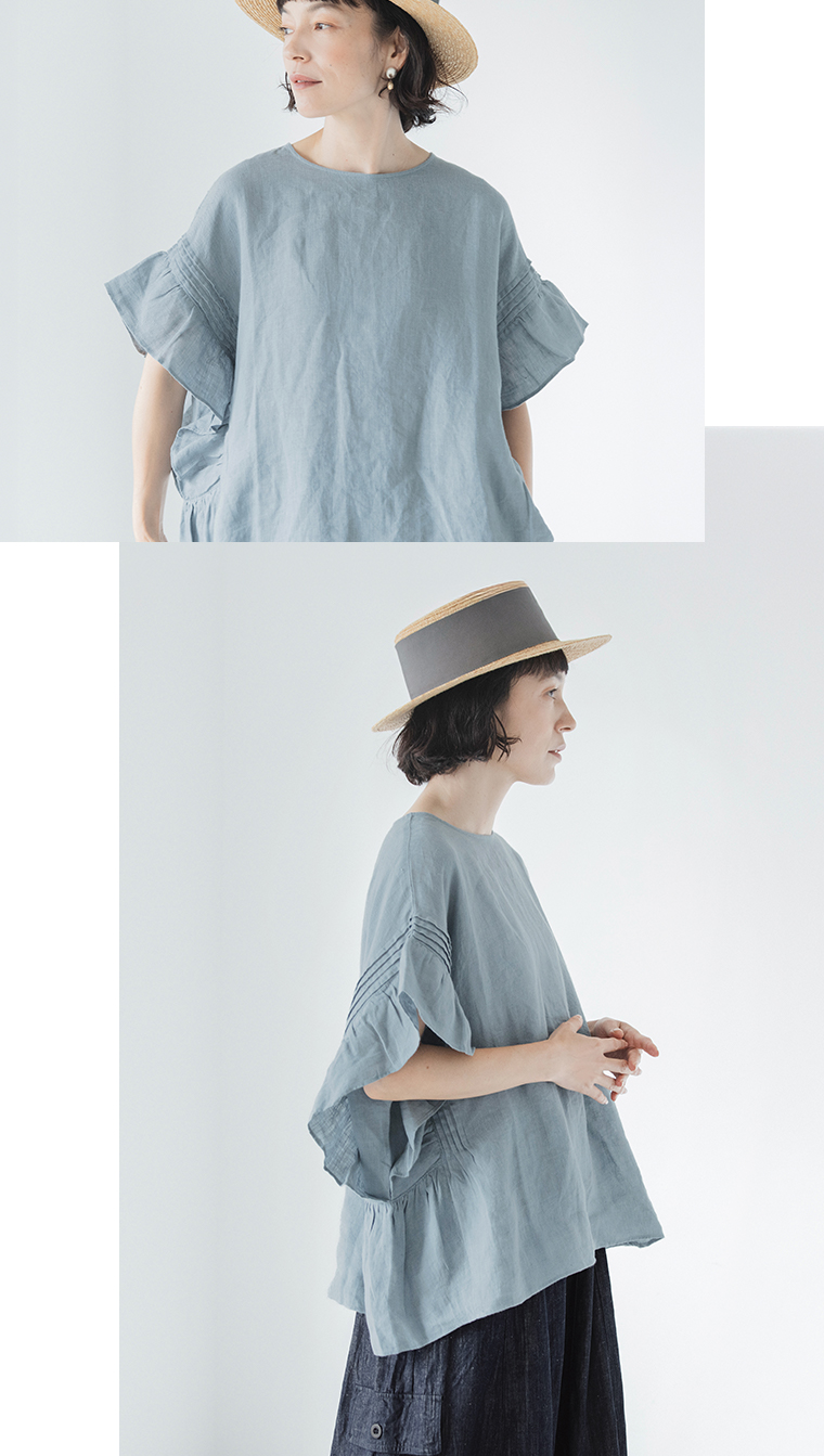 LUPILIEN by natulan 涼やかリネンの風通るブラウス（スモークブルー）を着用したモデルの、袖フリルのボリューム感やサイドのシルエットがわかる横顔の2カット画像