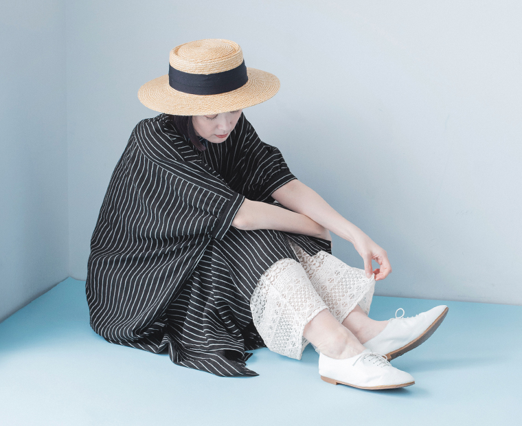 &yarn 裾レースぺチパンツ ホワイト ワンピース合わせ 座り