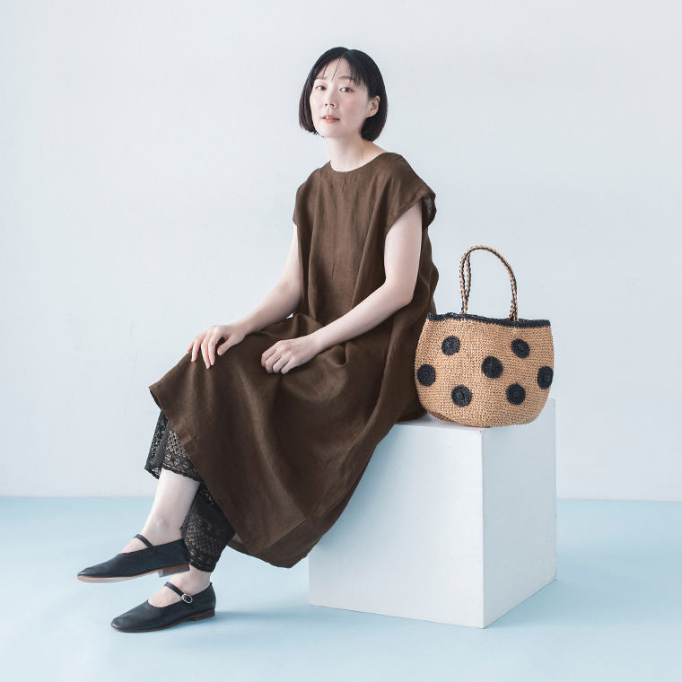 &yarn 裾レースぺチパンツ ブラック ブラウンワンピース合わせ 座り
