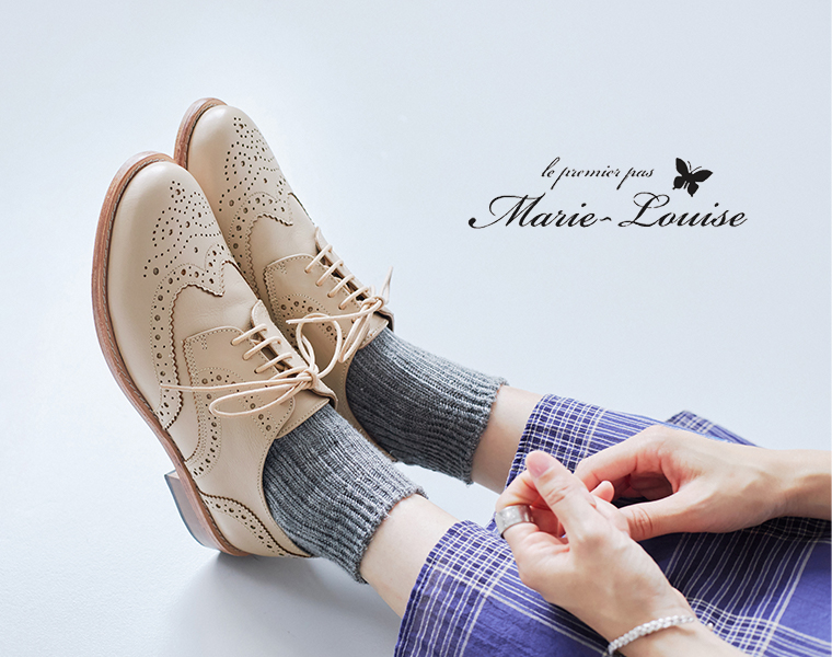 Marie-Louiseのメダリオンシューズ 別注色｜オフホワイトを着用したモデルの足元画像