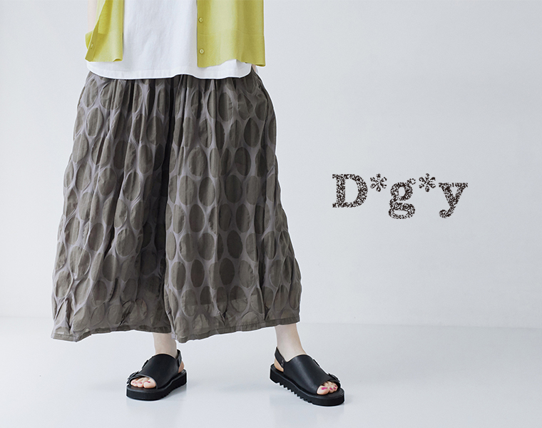D*g*y オパールドットバルーンパンツ（グレー）を着用した女性モデルの足元スタイル
