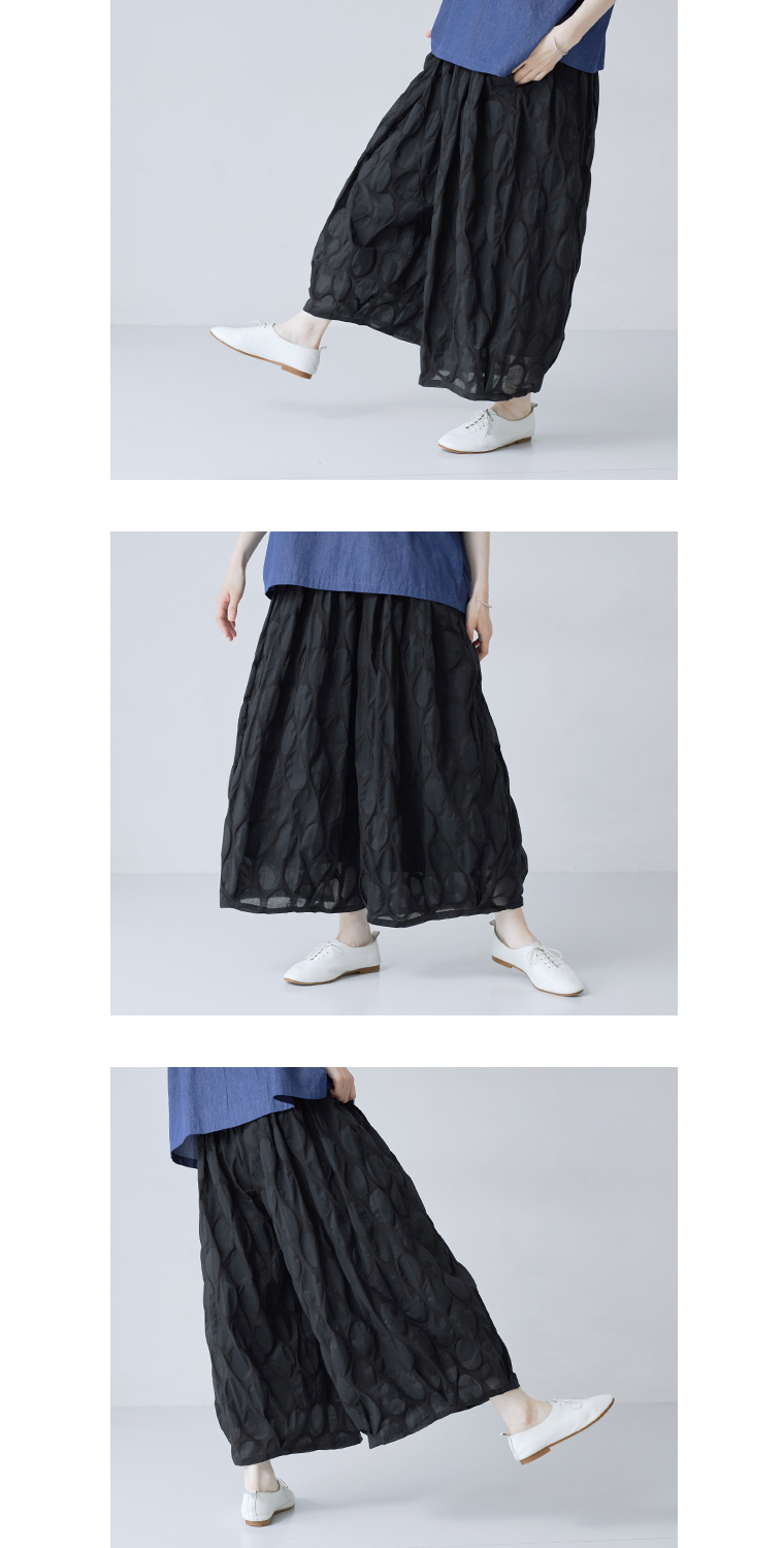 オパールドットバルーンパンツ（ブラック）の動きのある着用スタイル