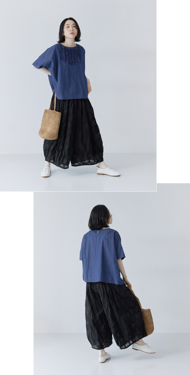 オパールドットバルーンパンツ（ブラック）とデニムプルオーバーを合わせた前後スタイル