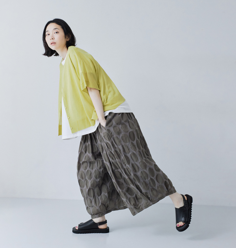 オパールドットバルーンパンツ（グレー）とイエローカーディガンを合わせた横向きスタイル