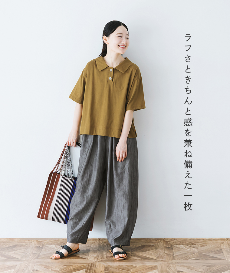 コットン天竺カットソーブラウスをパンツと合わせて着用したモデルの全身画像