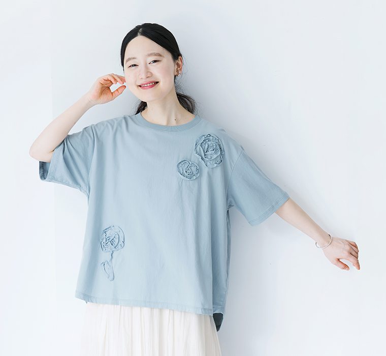 NUEVO BLANCAの前身布帛立体フラワー刺繍Tシャツを着用したモデルの上半身画像