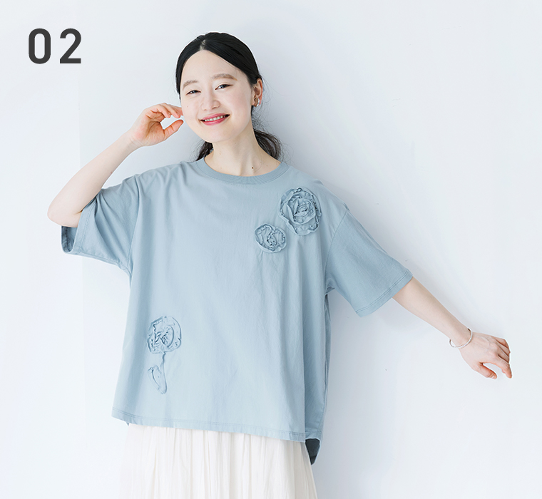 NUEVO BLANCAの前身布帛立体フラワー刺繍Tシャツを着用したモデルの上半身画像