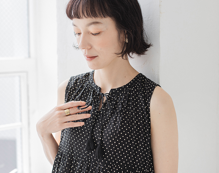 &yarn ノースリーブドットワンピース 胸元ディテール