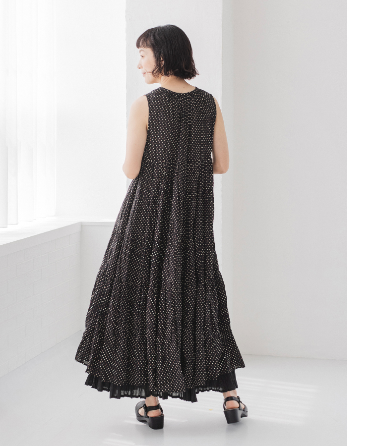 &yarn ノースリーブドットワンピース 全身後ろ