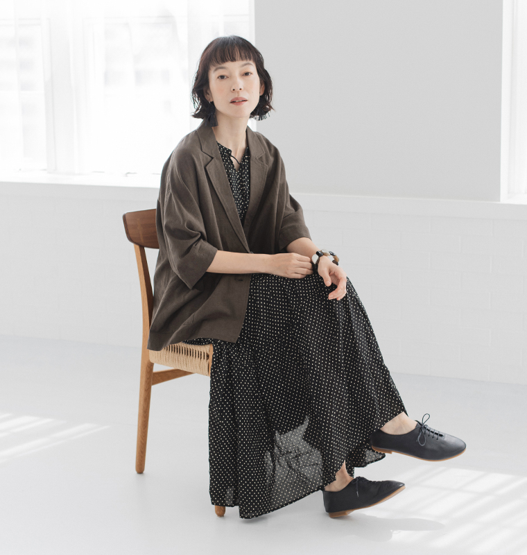 &yarn ノースリーブドットワンピース ジャケット合わせ 座り