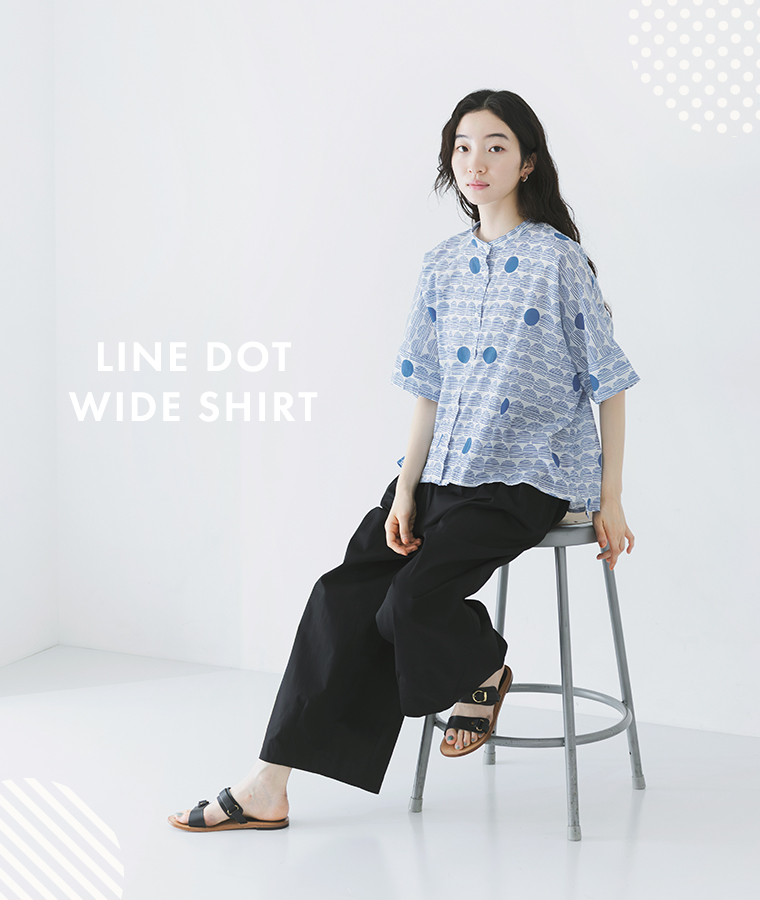 CALINERライトボイルLINE DOTプリント ワイドシャツ（オフホワイト）とブラックのワイドパンツを合わせたコーディネートの着用画像