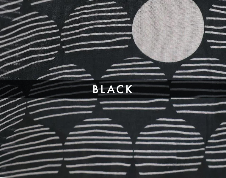CALINERライトボイルLINE DOTプリント ワイドシャツ（ブラック系）の生地アップと「BLACK」のカラー名テキスト画像