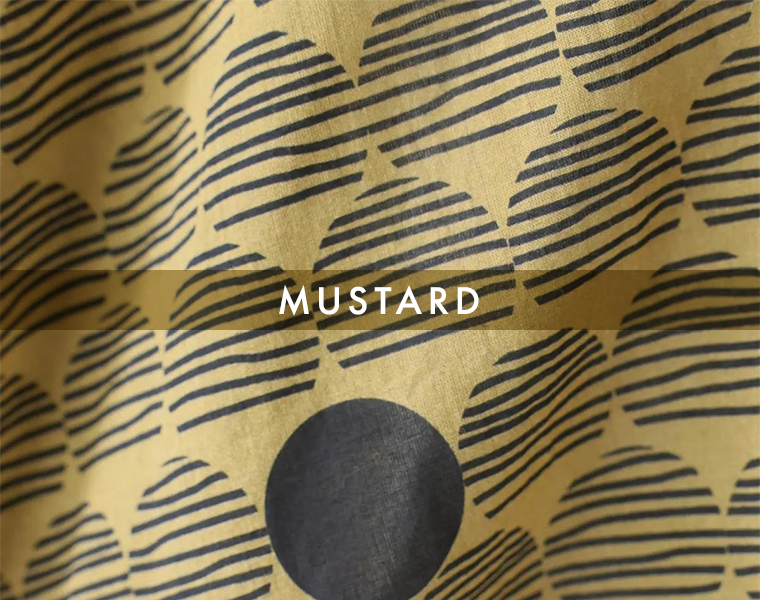 CALINERライトボイルLINE DOTプリント ワイドシャツ（マスタード系）の生地アップと「MUSTARD」のカラー名テキスト画像