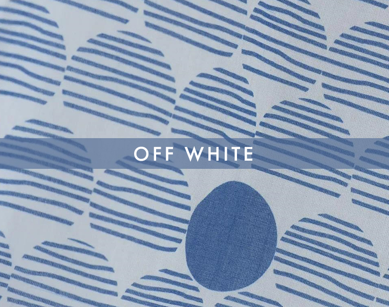 CALINERライトボイルLINE DOTプリント ワイドシャツ（オフホワイト）の生地アップと「OFF WHITE」のカラー名テキスト画像