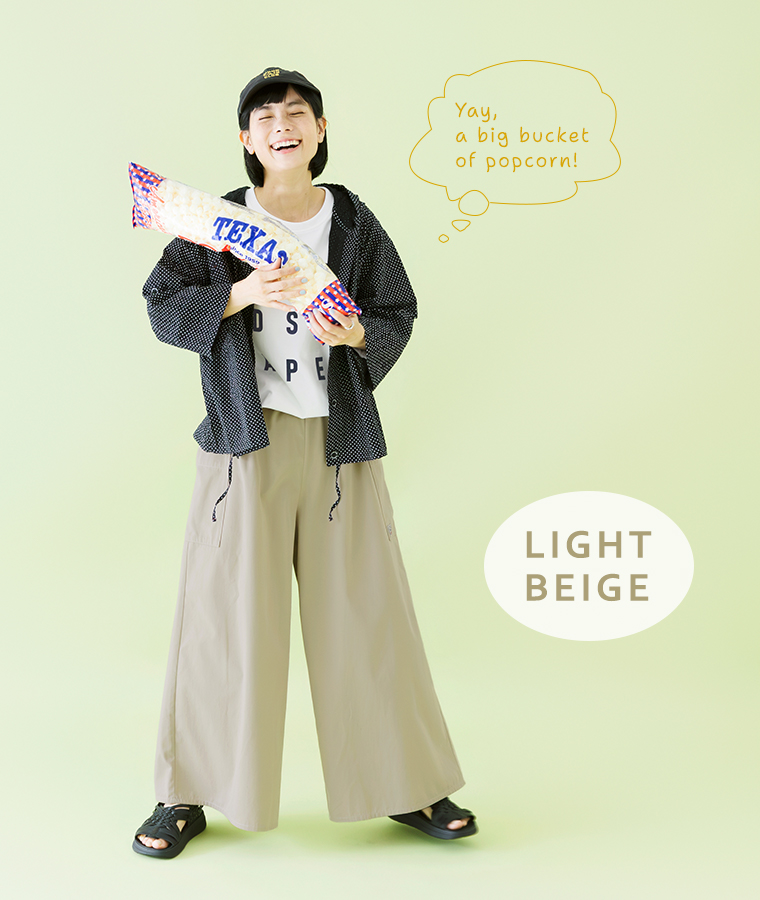 サイドポケット付きワイドパンツ ライトベージュを穿いたモデル画像