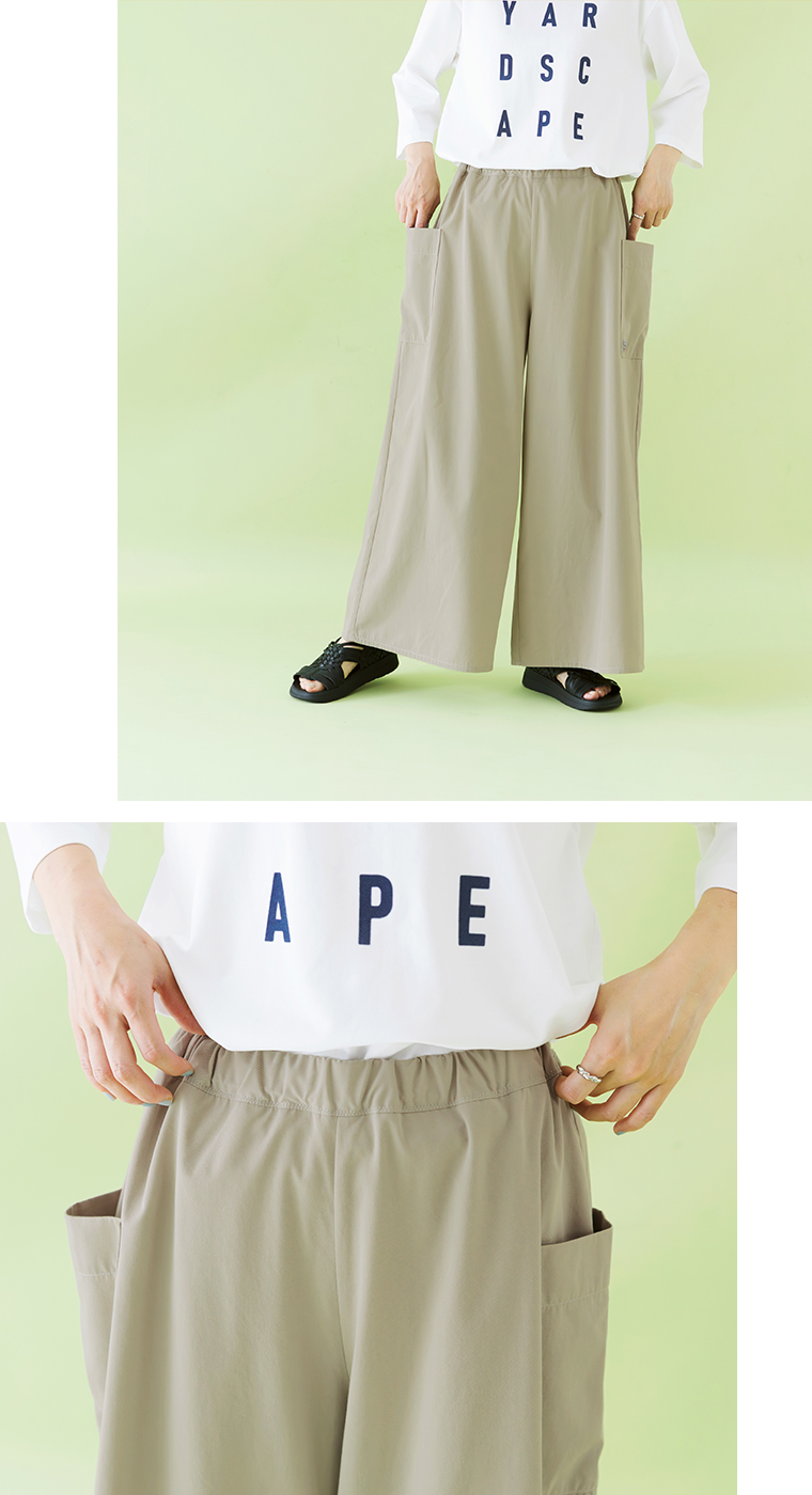サイドポケット付きワイドパンツ ライトベージュを着用したモデルの脚元画像