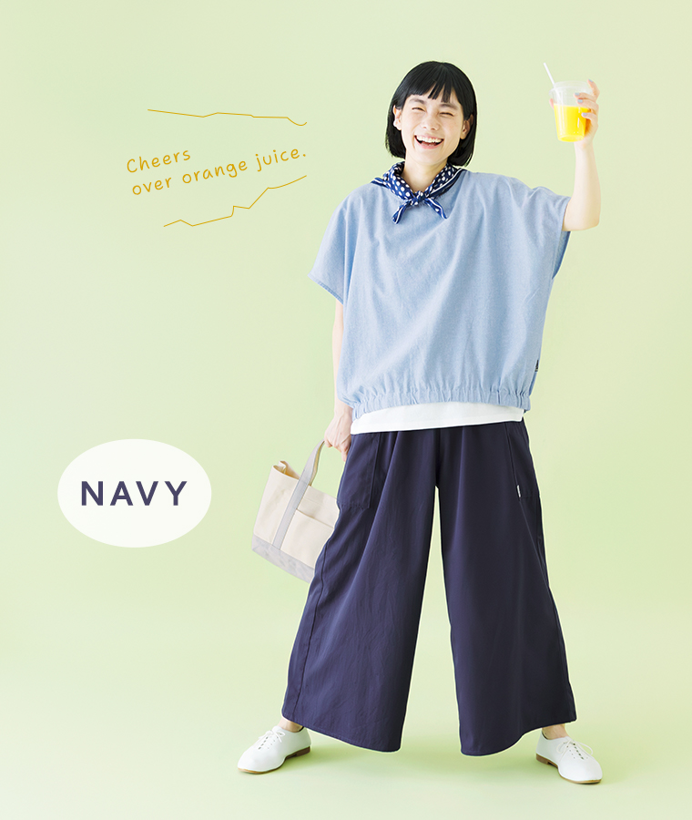 サイドポケット付きワイドパンツ ネイビーを着用したモデルの全身画像