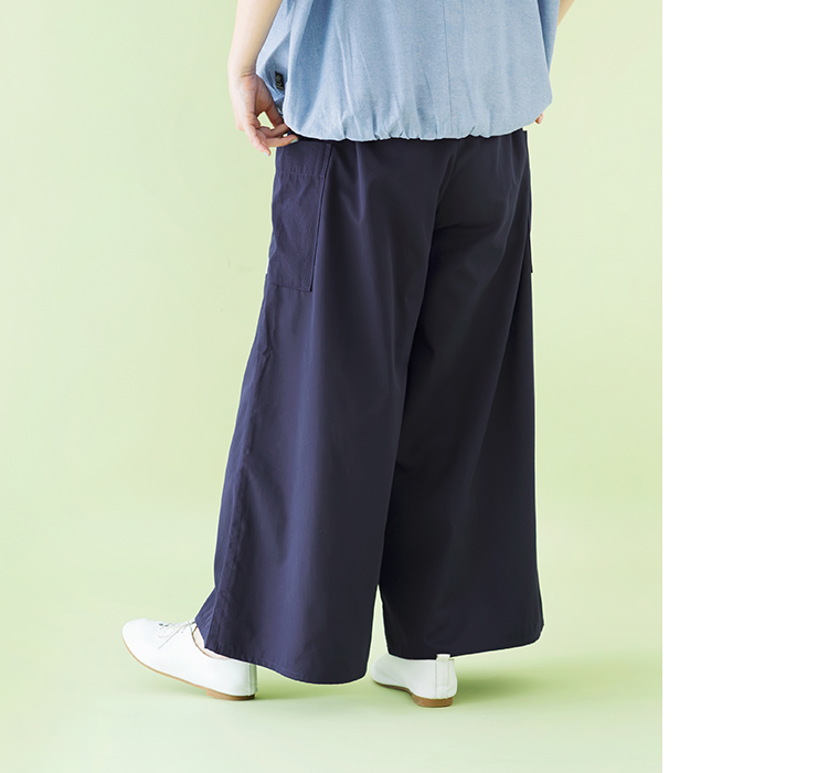 サイドポケット付きワイドパンツ ネイビーを後ろから撮影した画像