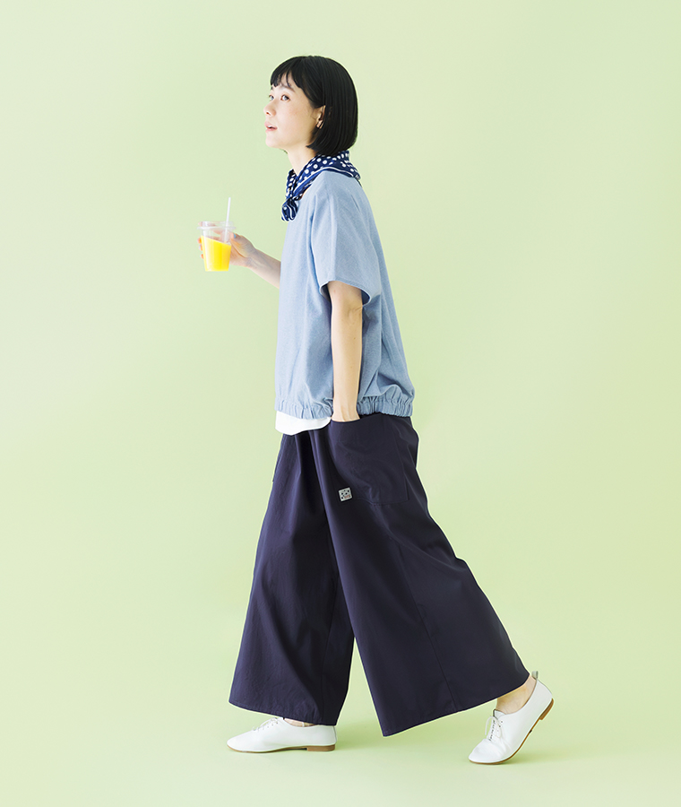 サイドポケット付きワイドパンツ ネイビーを着用したモデルのサイドスタイル画像