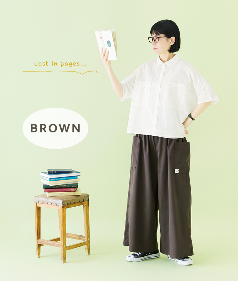 サイドポケット付きワイドパンツ ブラウンを着用したモデルの全身画像