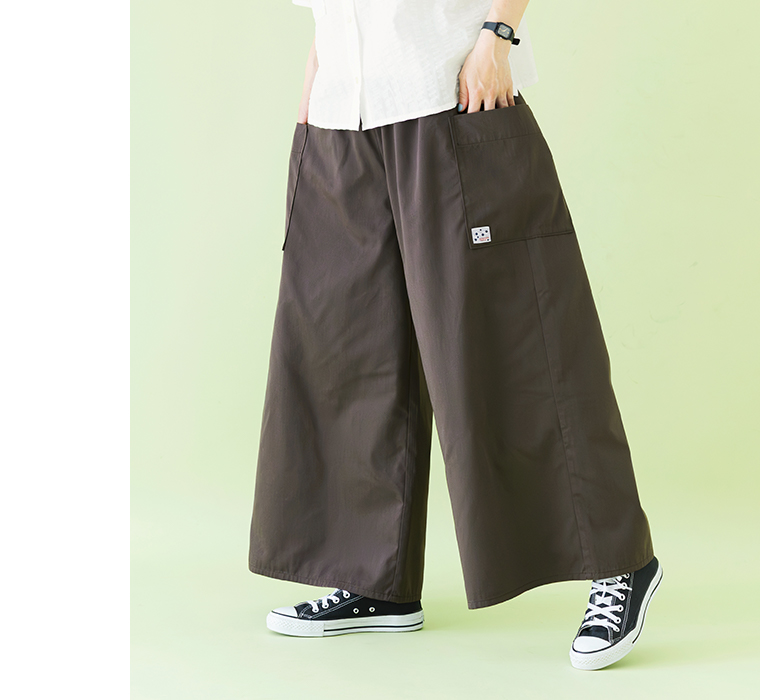 サイドポケット付きワイドパンツ ブラウンを斜め前から撮影した画像