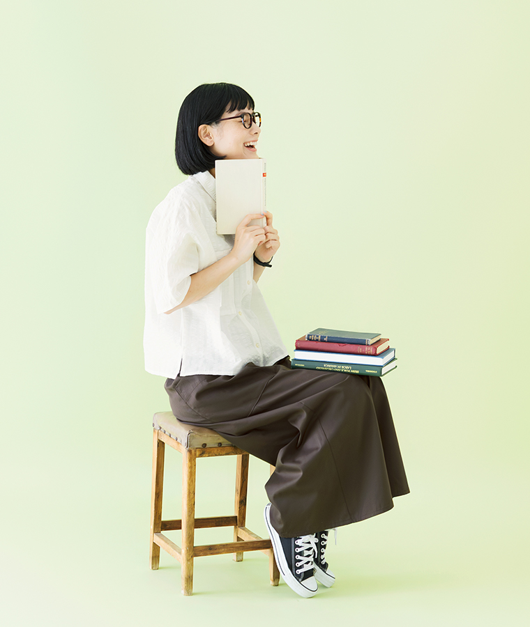 サイドポケット付きワイドパンツ ブラウンを着用したモデルの座り姿画像