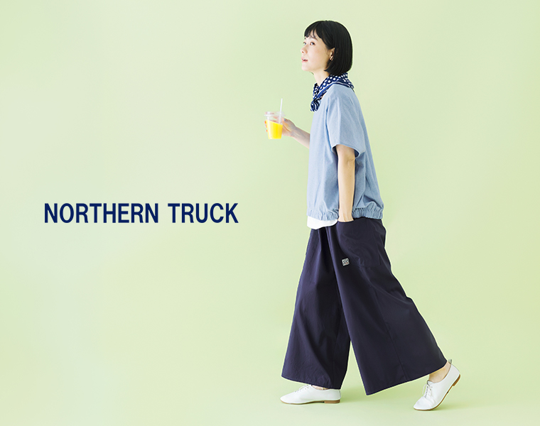 NORTHERN TRUCKのサイドポケット付きワイドパンツ ネイビーを着用したモデルのサイドスタイル画像