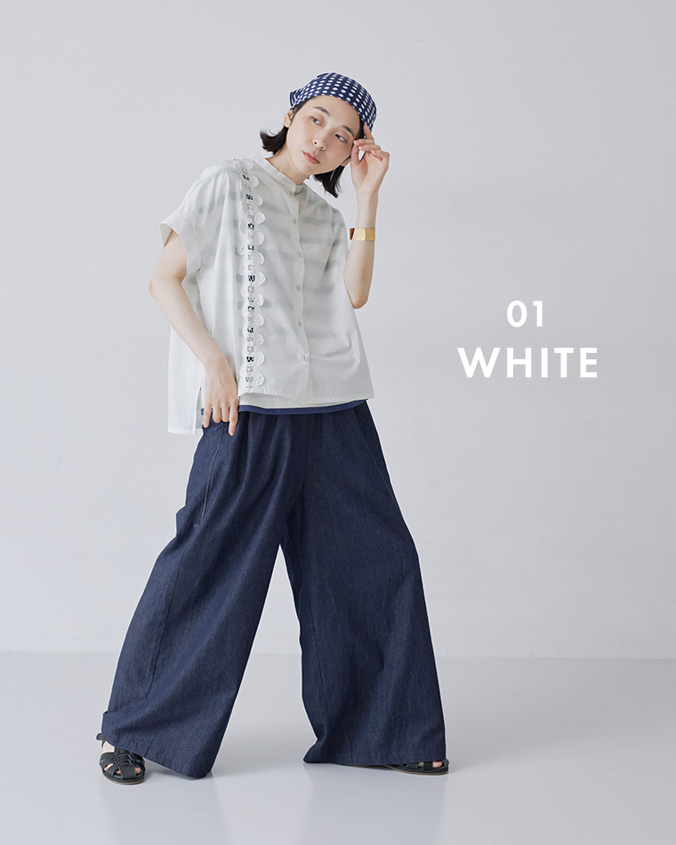 nop de nod コットンスタンドカラーバテンレースシャツ（ホワイト）に、ワイドデニムパンツを合わせた正面の全身コーディネート画像。「01 WHITE」のテキスト入りです。