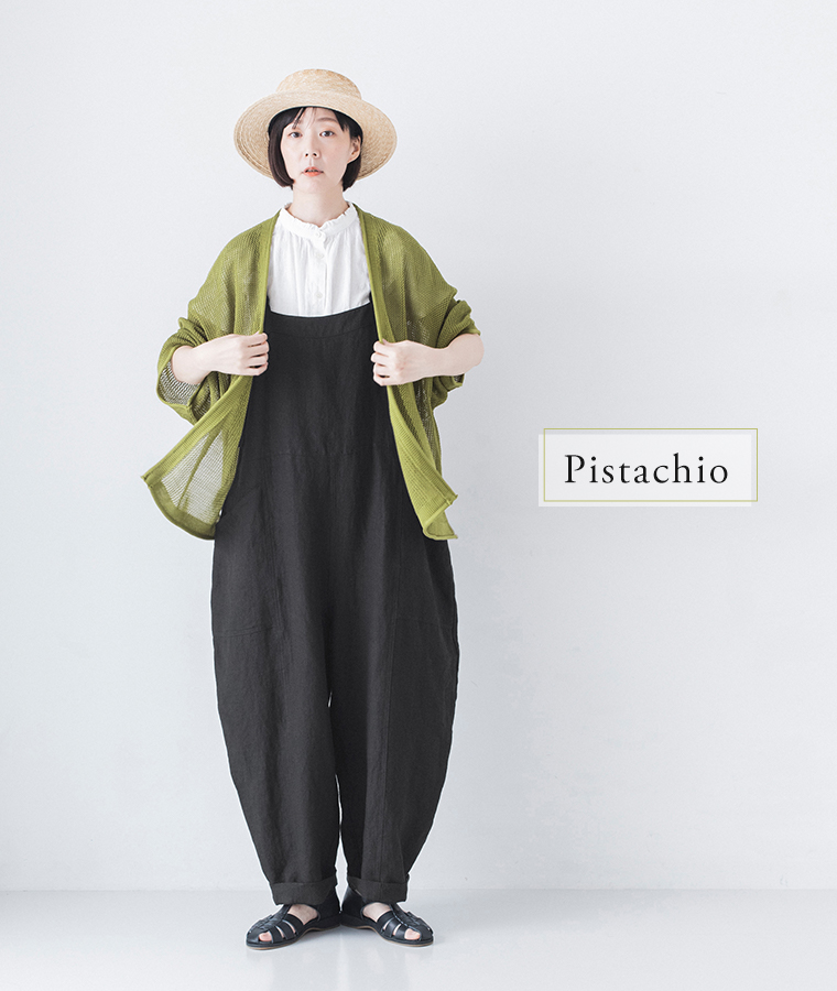 メッシュ編みニットカーディガン ピスタチオを着用したモデルの全身画像