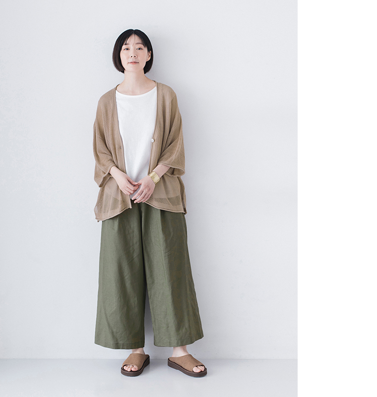 メッシュ編みニットカーディガン ベージュを羽織ったモデルの全身画像