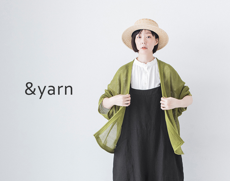 &yarnのメッシュ編みニットカーディガン ピスタチオを着用したモデルの上半身画像