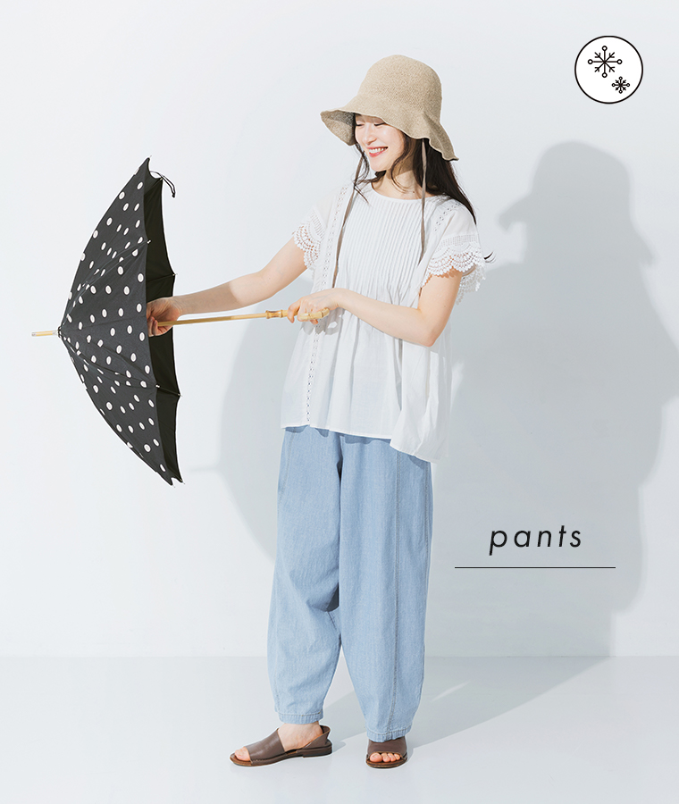 Keittoのワイドカーブパンツを着用したモデルの全身コーディネート画像
