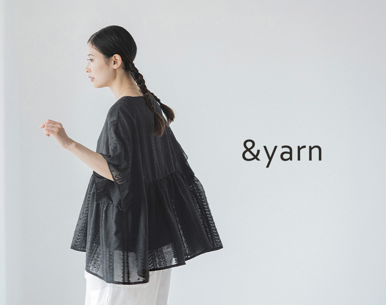 &yarn シアー刺繍プルオーバーを着用した女性モデルの横向きスタイル