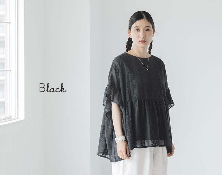 ブラックのシアー刺繍プルオーバーを着用した女性モデルの上半身スタイル